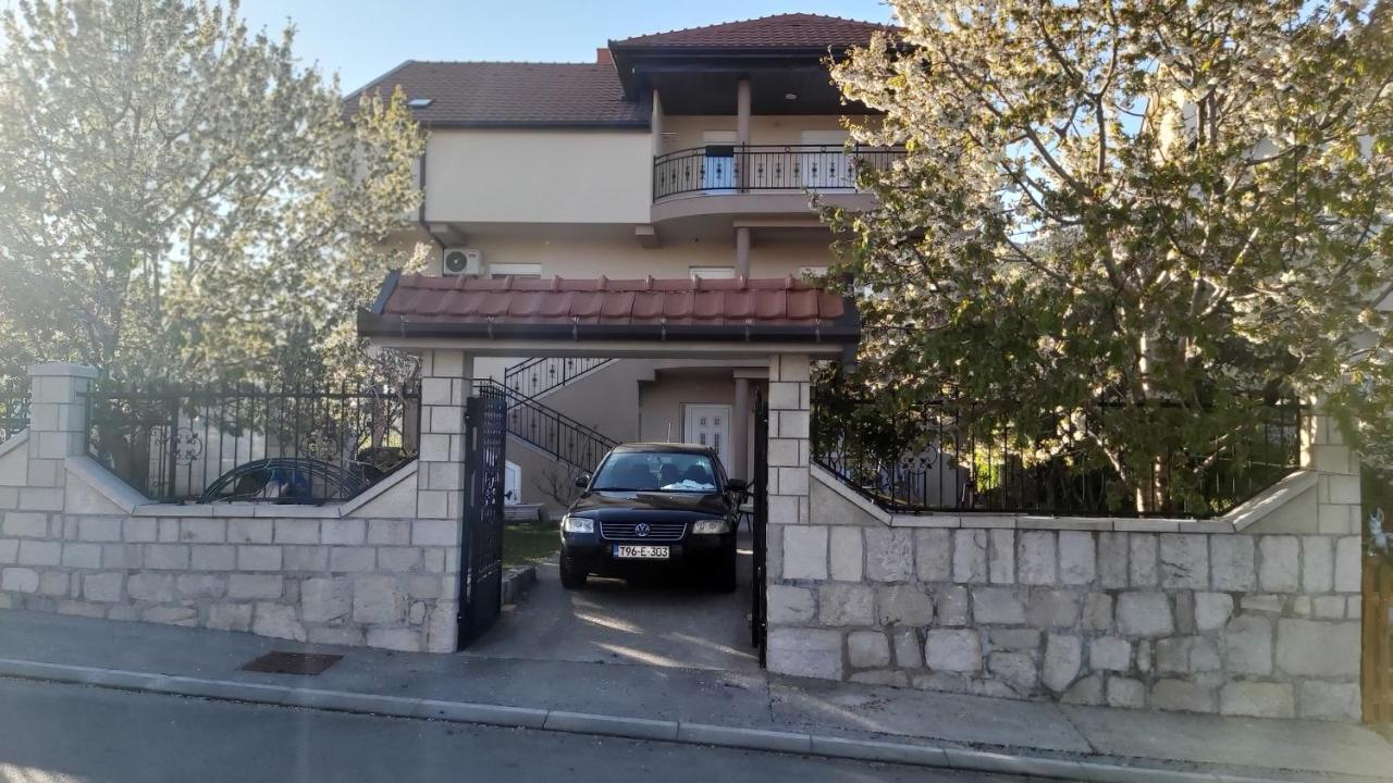 Apartments Pravica トレビニエ エクステリア 写真